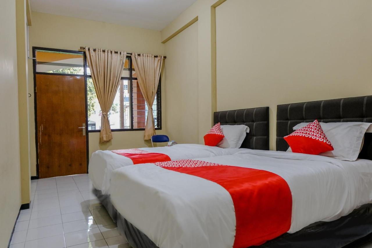 Oyo 1342 Uniga Malang Family Residence Exterior photo
